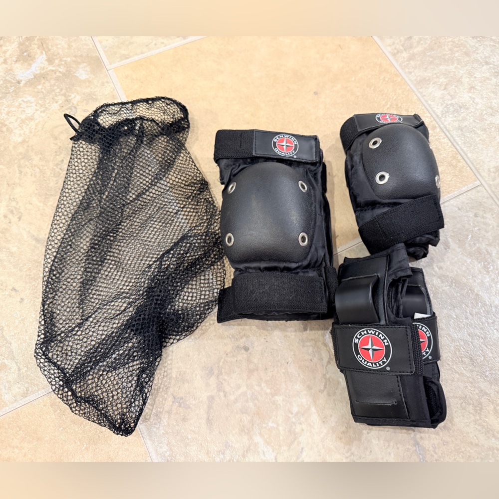 Schwinn Black Protective Pad Set.
